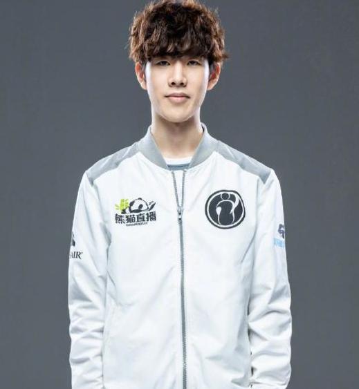 LOL官方发起世界赛预测， 其中解说AUX发布回复