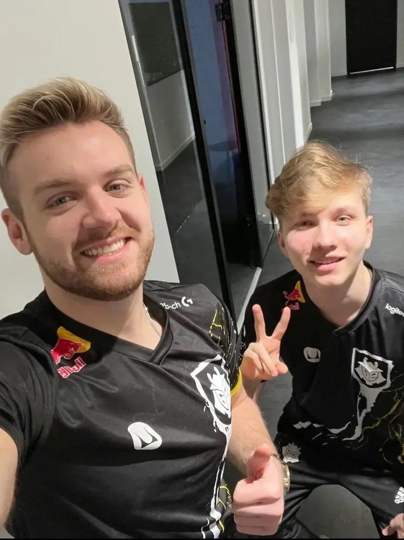 FunPlus Phoenix 阵容：上单 sheer ，打野 shad0w ，中单 Care