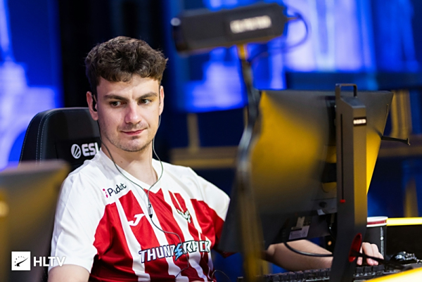 JiaQi 骑马真的很强！ JiaQi Kaisa 强行拿下四杀扭转局势并且 Royal Never Give Up 击败了 Anyone's Legend