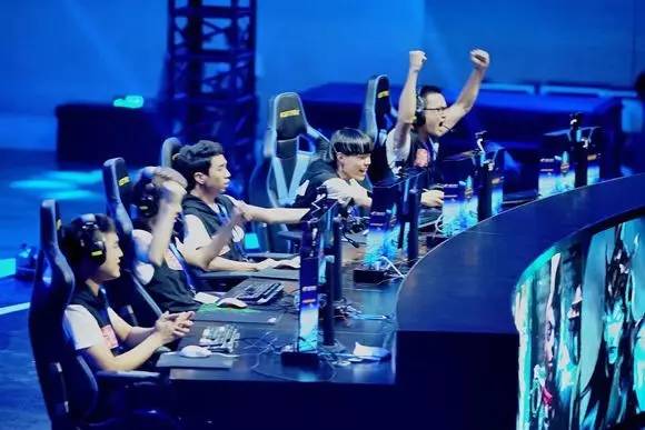 TES官博发布拍摄返图：上中野下带二队弟弟加班